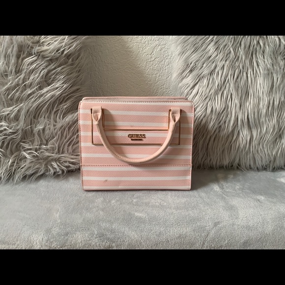 Guess Purse - Picture 1 of 1